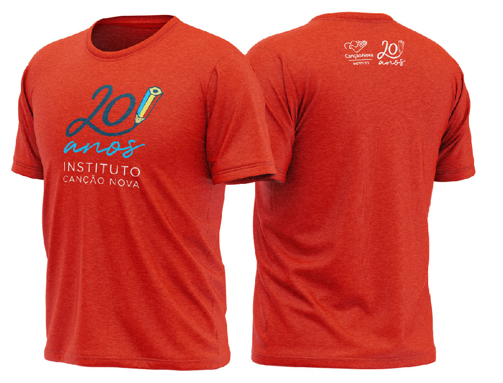 Modelo da camiseta de cor vermelha comemorativas dos 20 anos Instituto Canção Nova, disponíveis para compra.