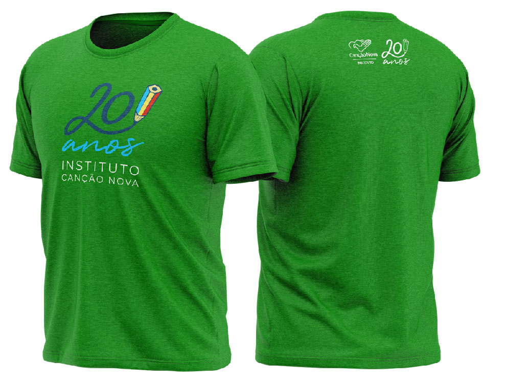 Modelo da camiseta de cor verde comemorativas dos 20 anos Instituto Canção Nova, disponíveis para compra.