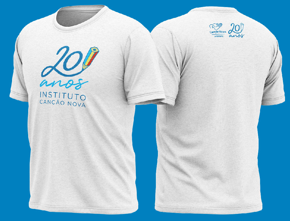 Modelo da camiseta de cor branca comemorativas dos 20 anos Instituto Canção Nova, disponíveis para compra.